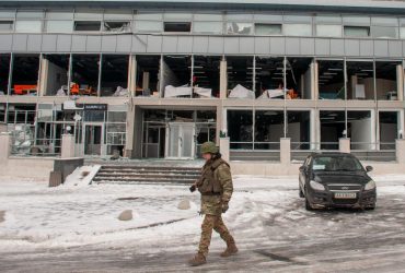 Оккупанты обстреляли пункт Новой почты в Харькове: 6 человек погибли, еще 15 – ранены