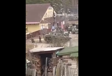 Російські мародери розграбували магазин в Україні (відео)