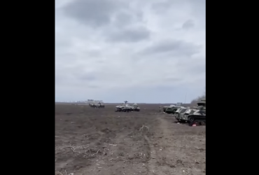 Наша артилерія б'є без промаху: на Миколаївщині окупанти кинули техніку в полі й втекли (відео)