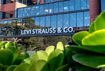 Levi’s йде з російського ринку та виділяє кошти на допомогу постраждалим українцям