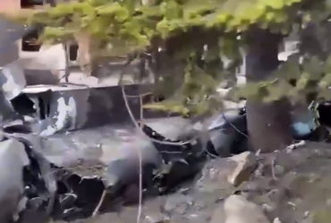 Превратился в хлам: как выглядит уничтоженный под Харьковом самолет оккупантов (видео)