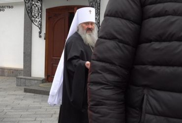 Священники Києво-Печерської лаври напали на журналістів після питання про агресію РФ