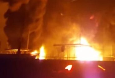 На Житомирщине из-за авиаудара вспыхнул пожар на нефтебазе (видео)