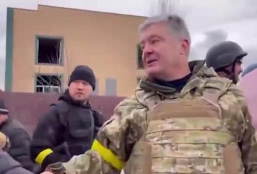 У нас військові справи: Порошенка прогнали під час піару біля зруйнованих будинків