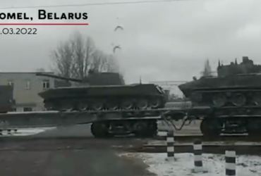 В белорусском Гомеле засняли эшелон российской военной техники (видео)