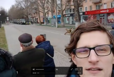 По дві гвоздики з чорною стрічкою: у Херсоні окупантів привітали з 8 березня (відео)