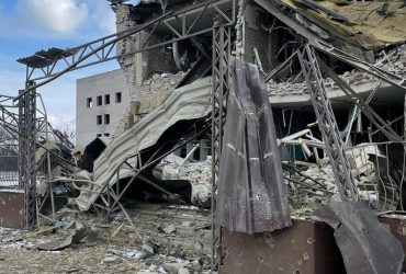 В Ізюмі під завалами п'ятиповерхівки знайшли 44 загиблих мирних жителя