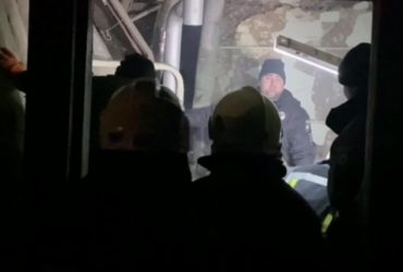 Авиация врага нанесла удар по жилым домам на Сумщине: из-под завалов спасли людей (видео)