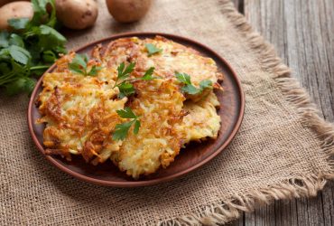 Картопляні драники: рецепт ситної страви з борошном і без неї