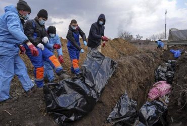 У Маріуполі, де лютують рашисти, загиблих ховають у братській могилі (фото)