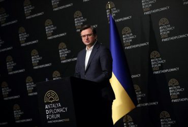 Кулеба назвав політичними збоченцями тих, хто дорікає Україні за продовження війни з РФ