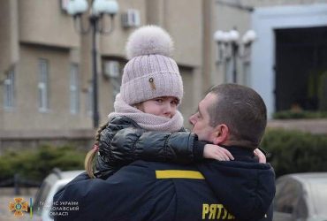 Фото, от которых сжимается сердце: в Николаеве проходит эвакуация детей и женщин