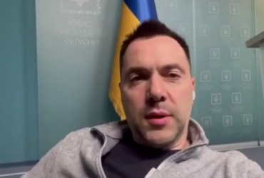 Не дайте втянуть себя в войну: Арестович обратился к белорусам после провокации РФ