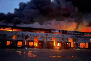 На Київщині внаслідок обстрілу загорівся склад зберігання замороженої продукції (фото)