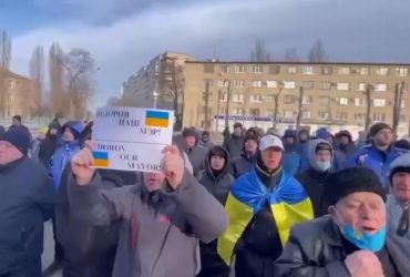 Сотни жителей Мелитополя прогоняют оккупантов из города: требуют вернуть мэра