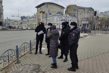 В РФ активиста задержали за плакат со звездочками (фото)