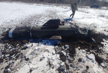 Окупанти всю ніч бомбили північ Донеччини: влучили в поїзд, загинула провідниця