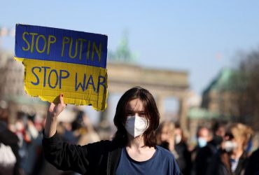 В престижному районі Берліна виставили авто з Бучі, в якому загинули чотири українки