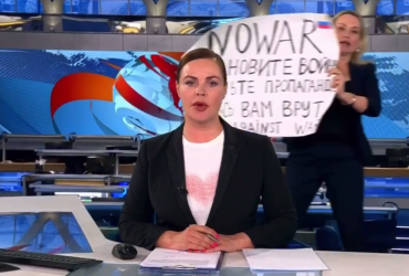 Співробітниця Першого каналу зірвала прямий ефір і закликала виходити на мітинги (відео)