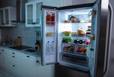 Почему холодильник работает, но не морозит: главные причины и лайфхак по ремонту