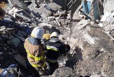 Обстріл школи на Миколаївщині: з-під завалів дістали тіла 7 загиблих (фото)