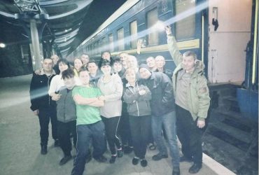 УЗ показала своїх залізних героїв – провідників, які перевезли вже 15 тисяч евакуйованих
