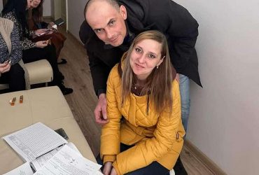 На Прикарпатті пара одружилася в укритті під звуки сирени (фото)