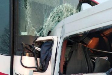 7 погибли, 9 в больнице: автобус с переселенцами из Днепра разбился под Хмельницким (фото)