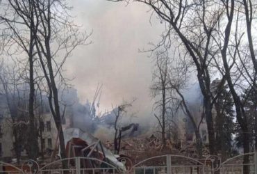 Черговий воєнний злочин режиму Путіна: МЗС про бомбардування театру у Маріуполі