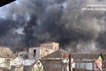 После обстрела оккупантов горит рынок Барабашово в Харькове (видео)