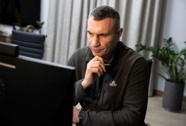 Екс-дружина Віталія Кличка засвітилася в компанії молодого красеня