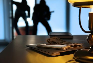 У Варшаві поліцейські напали на українок: вкрали понад 1 мільйон злотих