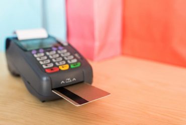 Українцям розповіли, куди звертатися, якщо в магазині відмовляють у розрахунку карткою