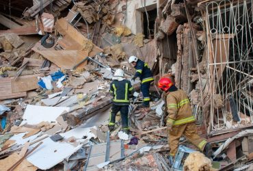 Из-за обстрела оккупантами Рубежного под завалами дома погибли двое детей и женщина