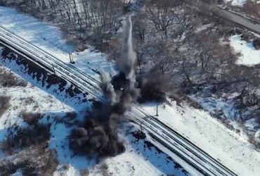 Українські військові підірвали залізничний міст на кордоні з Росією (відео)