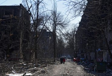 Тисячі маріупольців втекли від бомб, а тепер помирають з голоду в окупації