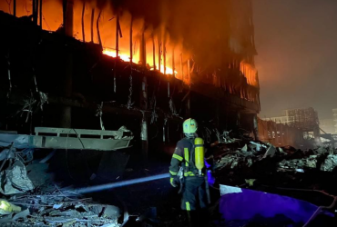 В Киеве после вражеского обстрела горит торговый центр и автомобили (видео, фото)