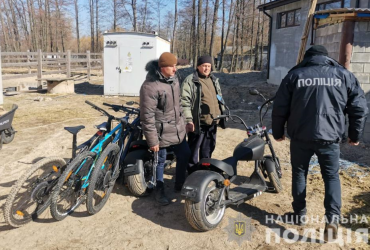У Дмитрівці спіймали сім'ю мародерів: викрадали велосипеди, мопеди та інструменти (фото)