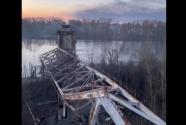 Рашисти підірвали міст, який сполучав Чернігів з Києвом (відео)