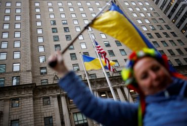 Будет развеваться до победы в войне с РФ: в центре Нью-Йорка подняли флаг Украины (фото, видео)