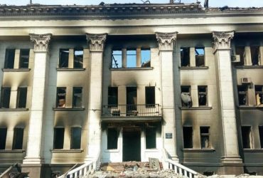 Запах кинутої їжі: що шукають окупанти під завалами Драмтеатру в Маріуполі