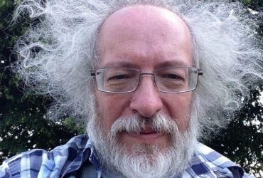 Журналісту з РФ Венедиктову підкинули свинячу голову під двері з гербом України