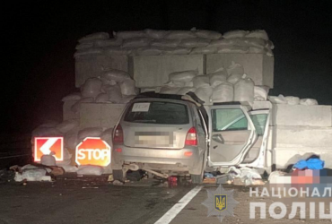 На Одещині автомобіль врізався в блокпост, загинули двоє жителів Маріуполя (фото)