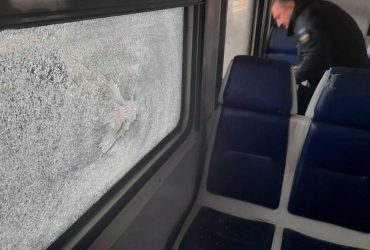 Россияне обстреляли электричку под Киевом, есть пострадавшие (фото)