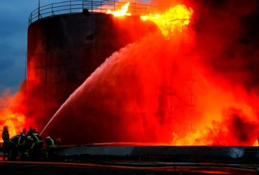 Поврежденная во время обстрелов нефтебаза во Львове горела 12 часов (фото, видео)