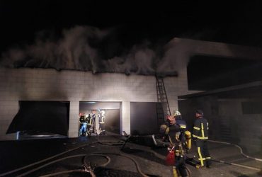 У Києві залишки збитої ракети впали на територію приватного будинку (фото)