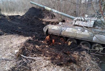 Українські воїни забрали собі російські танки, які вороги по башти посадили в землю