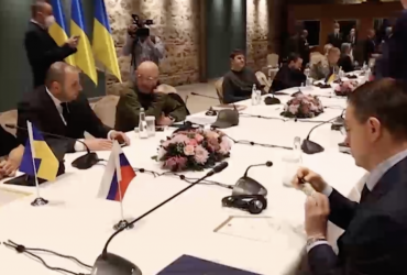 Представник РФ на переговорах з Україною злякався антисептика (відео)