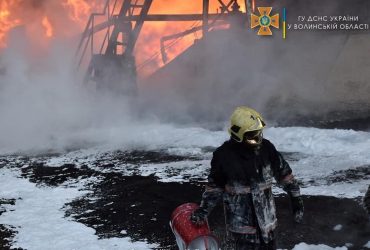 Пылала больше суток: в Луцке потушили пожар на обстрелянной нефтебазе (фото)