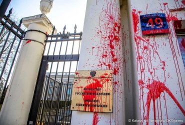 Посольство России в Польше облили искусственной кровью (фото)